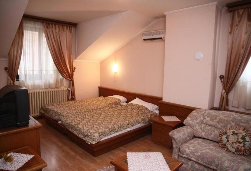 اتاق استاندارد سه نفره, Garni Hotel Pbg