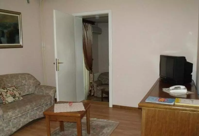سوئیت با بالکن, Garni Hotel Pbg