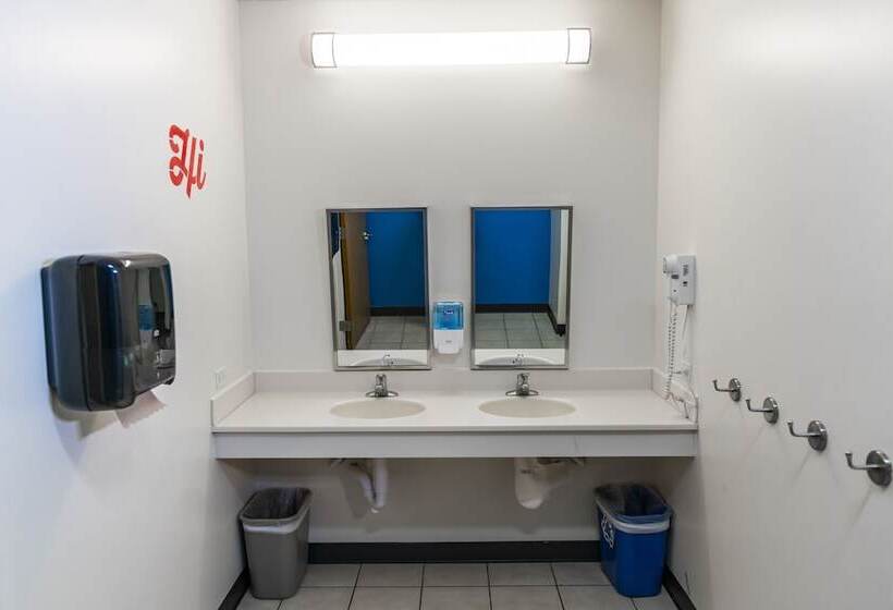 تختخواب در اتاق مشترک, Hi Chicago Hostel