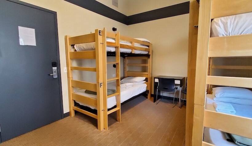 تختخواب در اتاق مشترک, Hi Chicago Hostel