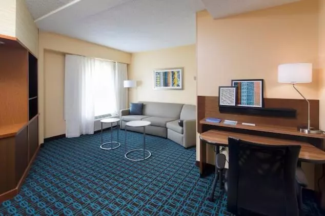 キングサイズベッドのスイートルーム, Fairfield Inn & Suites By Marriott Newark Liberty International Airport