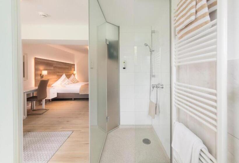 סוויטת ג'וניור נוף לגינה, Hofhotel Krähenberg