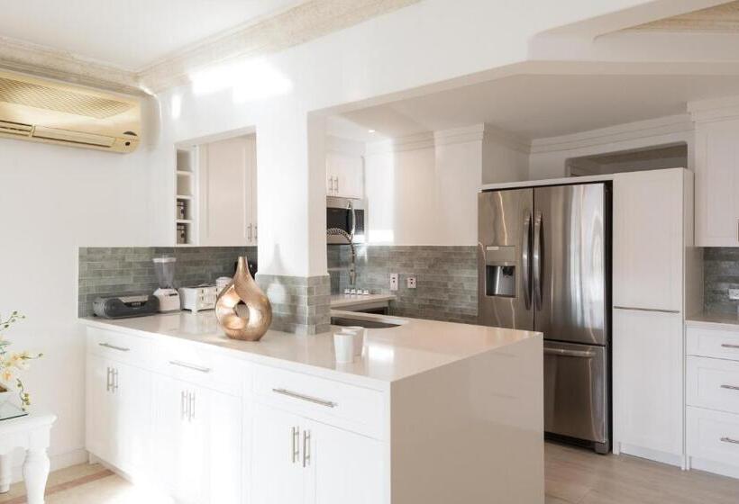 2 Bedroom Apartment with Views, Port St. Charles