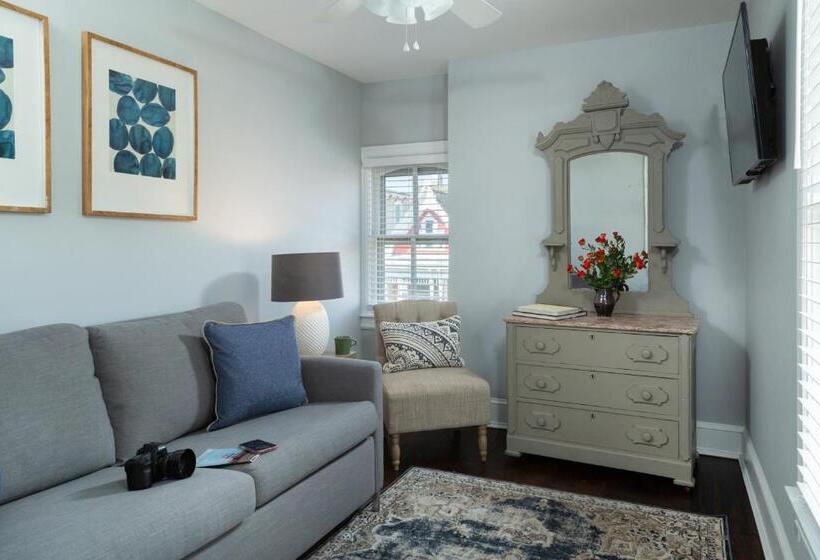 اتاق لوکس با تخت بزرگ, The Carroll Villa