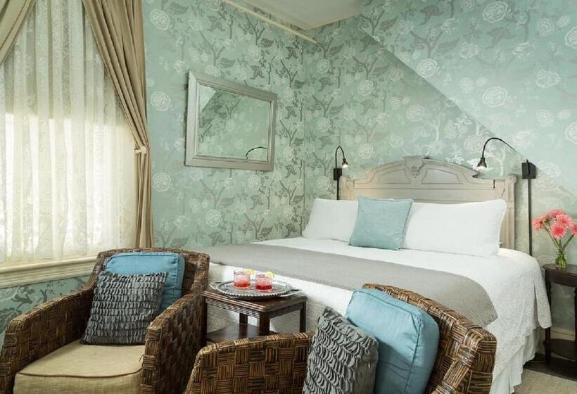 اتاق لوکس با تخت بزرگ, The Carroll Villa