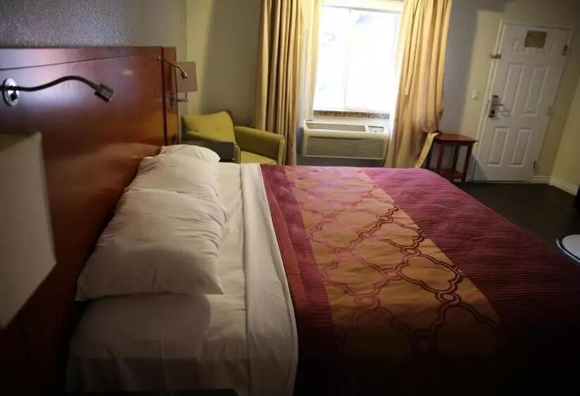 キングサイズベッドのスタンダードルーム, Chateau Inn & Suites