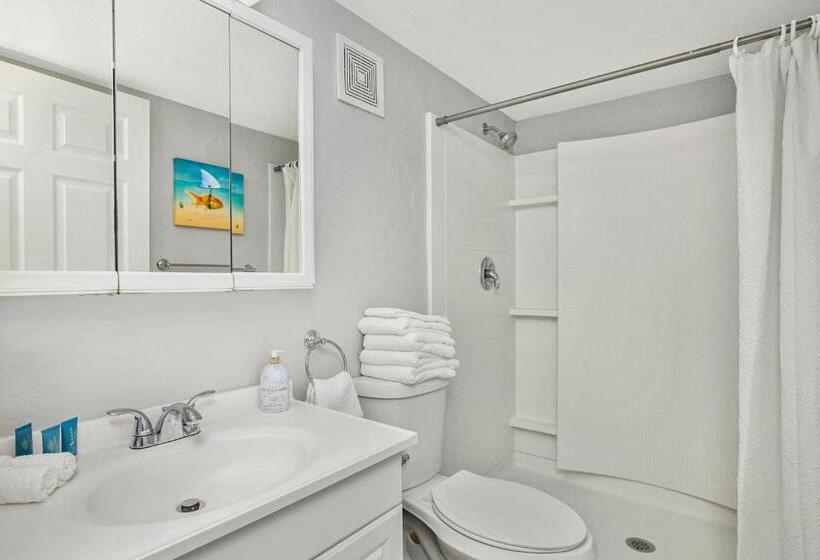 جناح, Latitude 26 Waterfront Resort And Marina