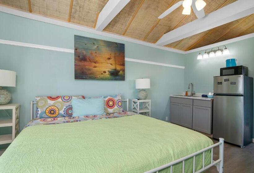 بنجلو قياسى, Latitude 26 Waterfront Resort And Marina