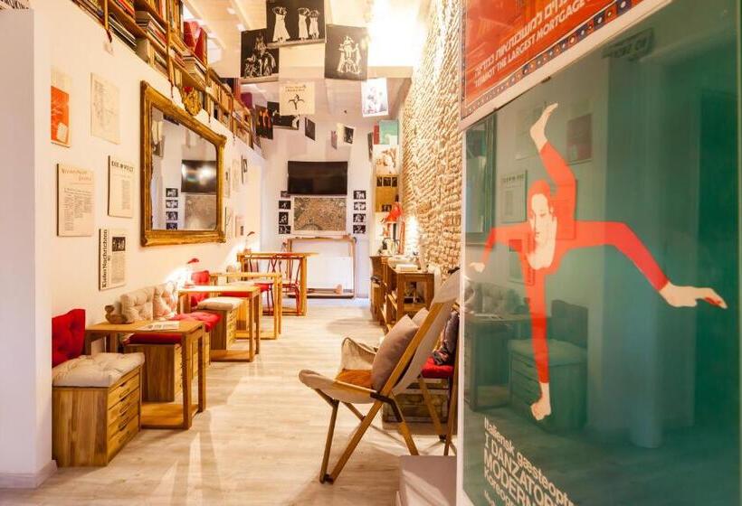 اتاق اکونومی, Trevi Art Suite