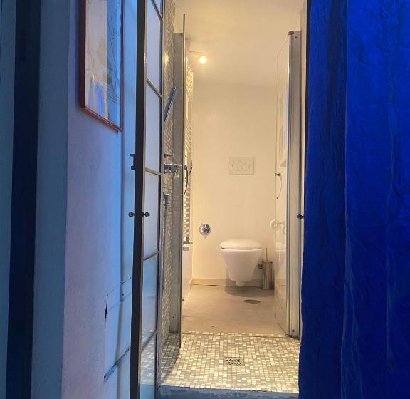 اتاق اکونومی, Trevi Art Suite