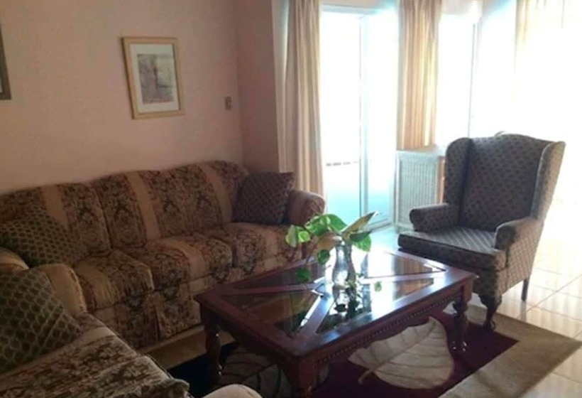 سوییت با چشمانداز دریا, Fort Burt