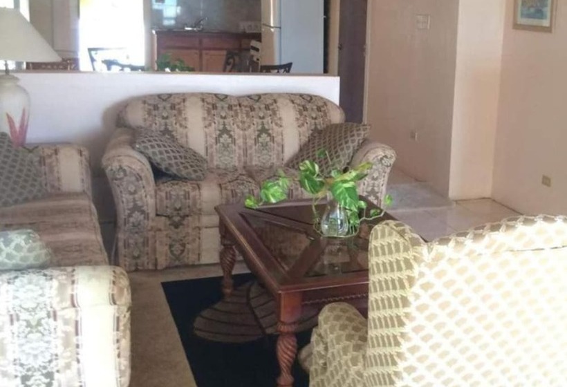 سوییت با چشمانداز دریا, Fort Burt