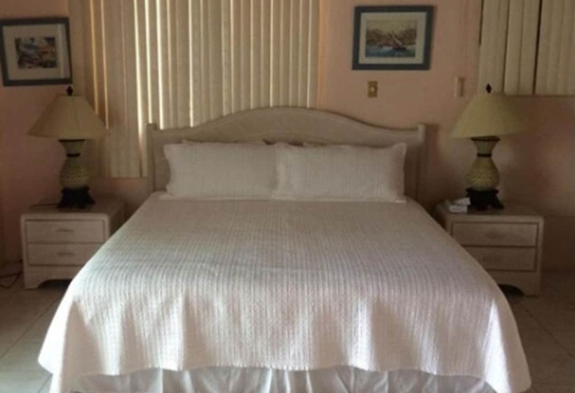 سوییت با چشمانداز دریا, Fort Burt