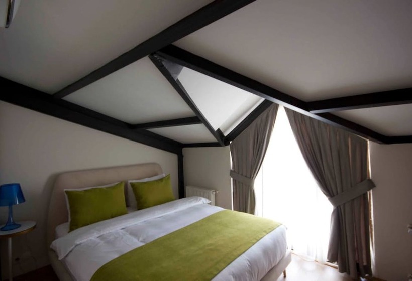 Delüks Üç Kişilik Oda, Calanthe Residence