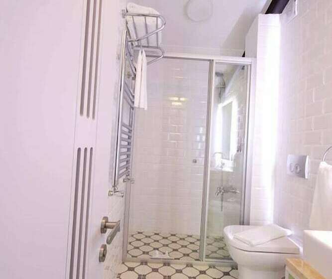 Delüks Üç Kişilik Oda, Calanthe Residence