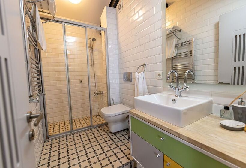 Delüks Üç Kişilik Oda, Calanthe Residence