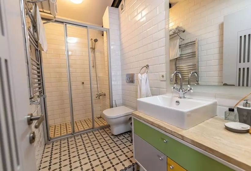 Delüks Üç Kişilik Oda, Calanthe Residence