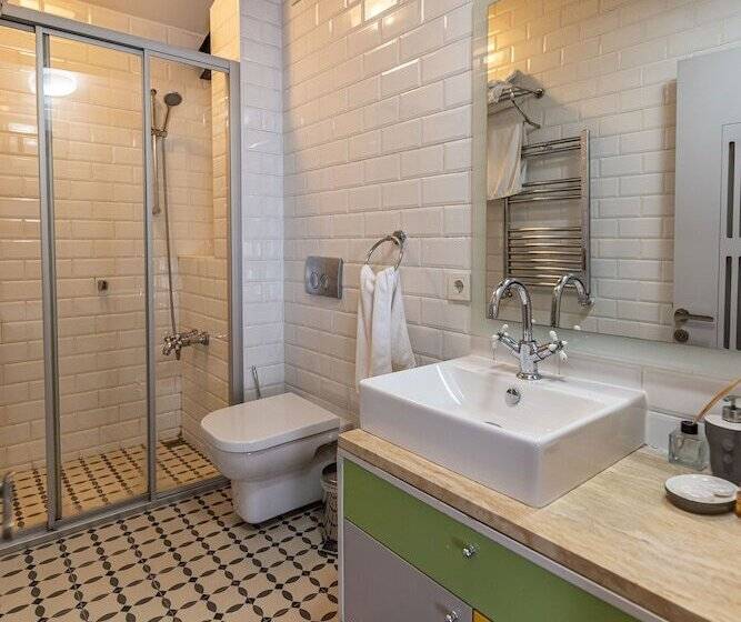 Delüks Üç Kişilik Oda, Calanthe Residence