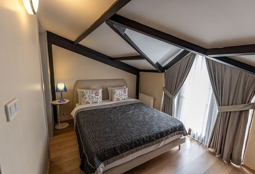 Delüks Üç Kişilik Oda, Calanthe Residence