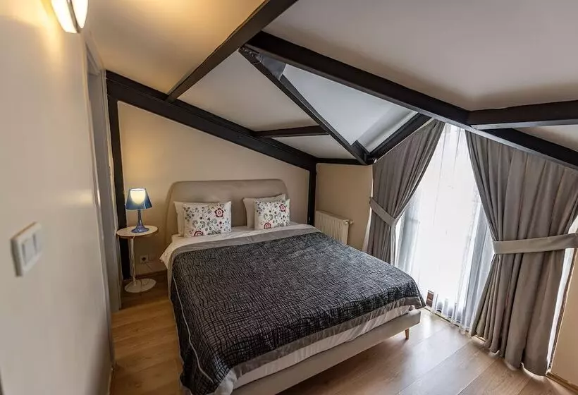 Delüks Üç Kişilik Oda, Calanthe Residence