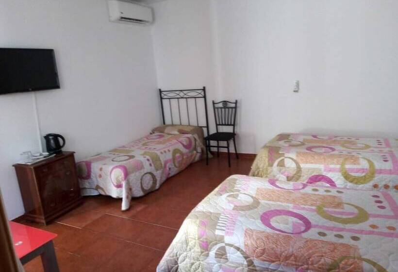 اتاق استاندارد سه نفره, Hostal Alcázar