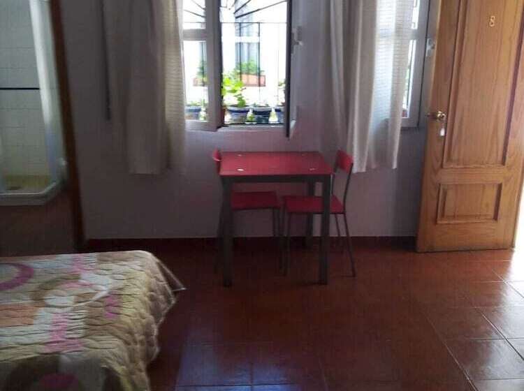 اتاق استاندارد سه نفره, Hostal Alcázar