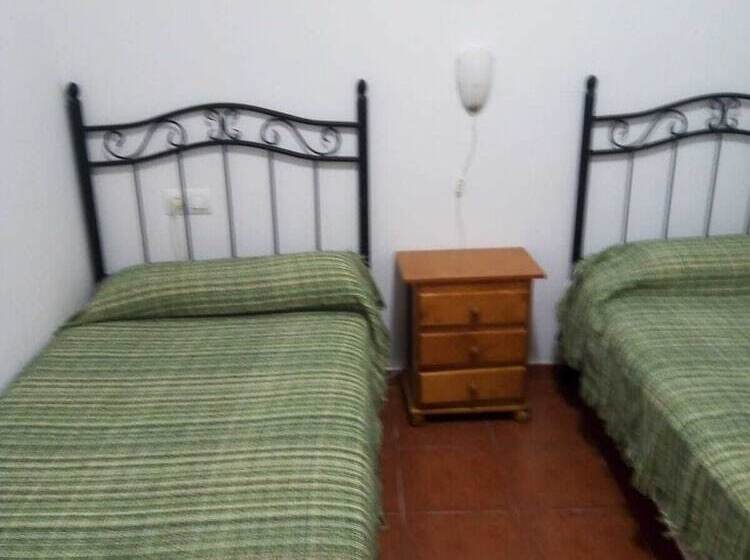 اتاق استاندارد چهار تخته, Hostal Alcázar