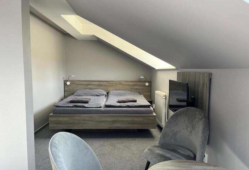 Номер Стандарт Трехместный, Almond