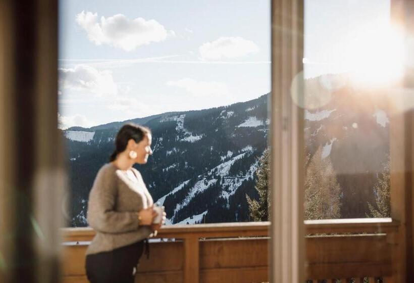 جناح جونيور, Bergheimat