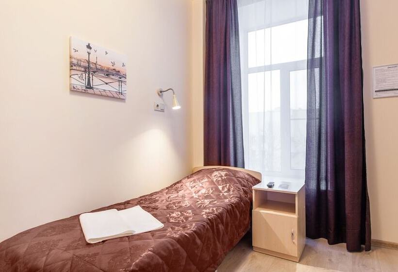 اتاق استاندارد یک نفره, Democrat On Nevskiy 147