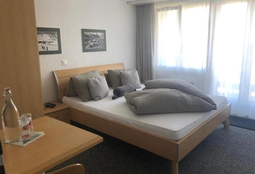 חדר משפחתי, Le Postillion