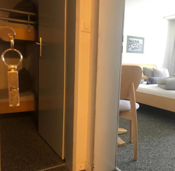 חדר משפחתי, Le Postillion