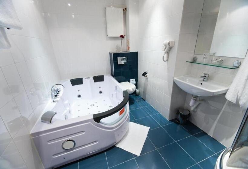 4 Bett Standardzimmer, Malinowski Business