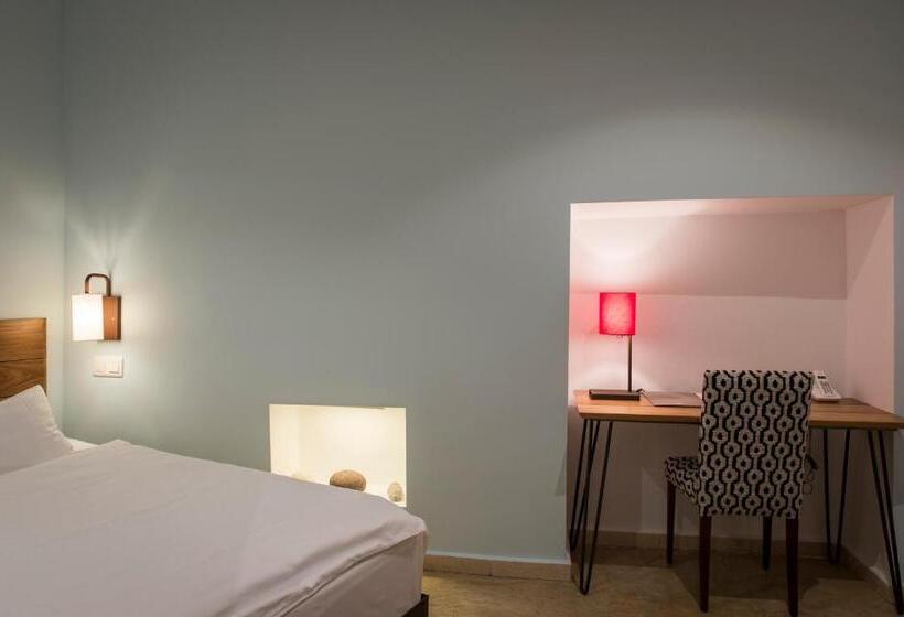 标准单人间, Palau Sa Font