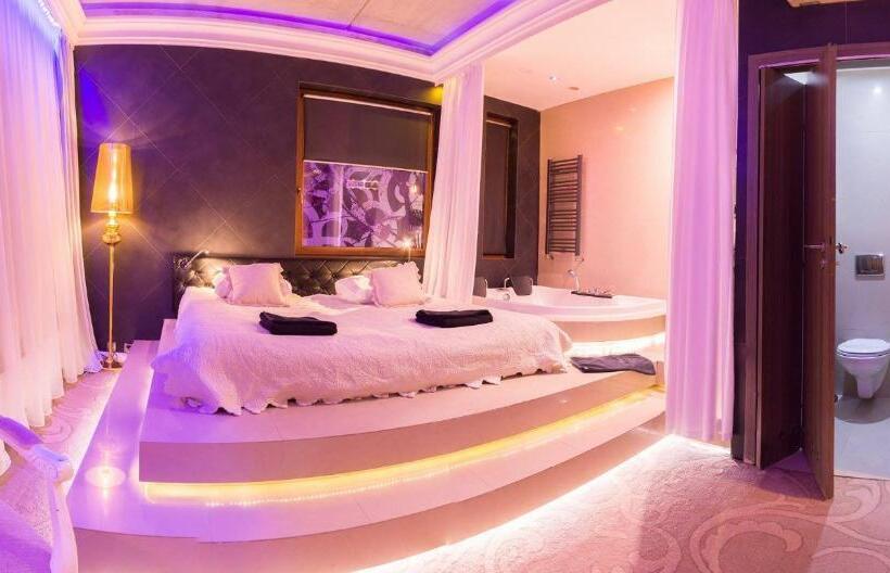 استودیوی استاندارد, Ramka & Restaurant & Wine Bar