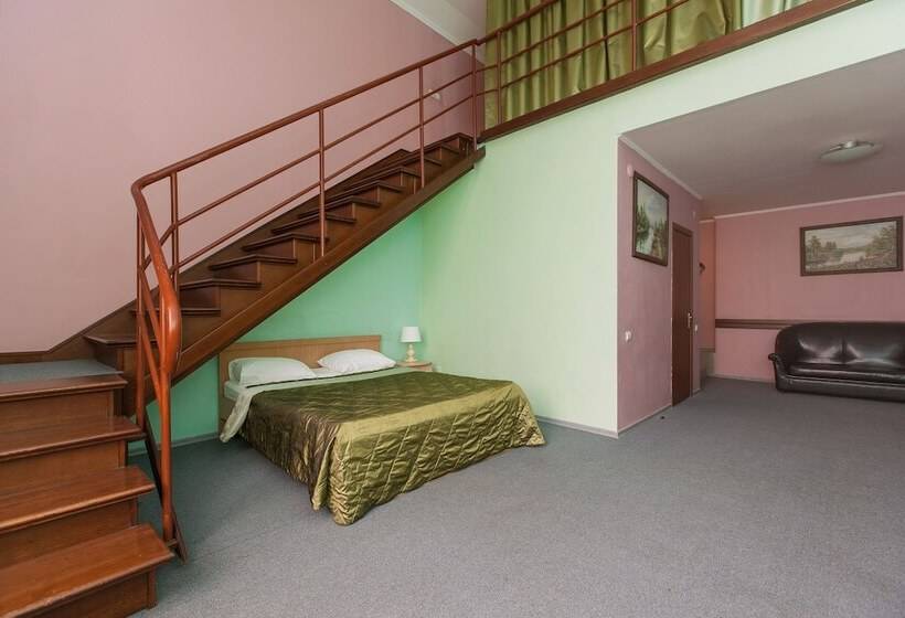 复式房间, Regina Malye Klyki