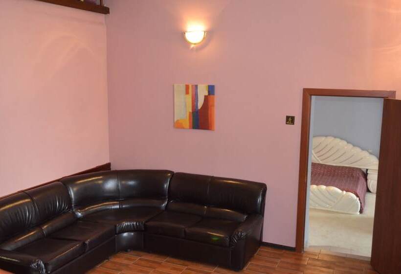 高级大房间, Regina Malye Klyki