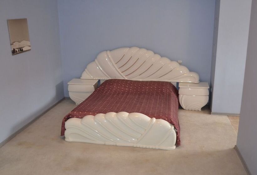 高级大房间, Regina Malye Klyki