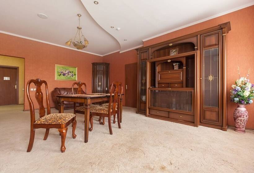 套房, Regina Malye Klyki