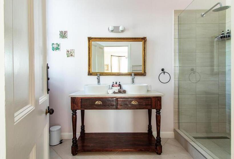 سوییت خانوادگی, Carmichael House Boutique