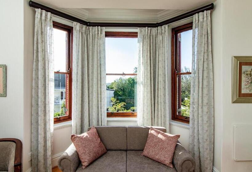 سوییت خانوادگی, Carmichael House Boutique