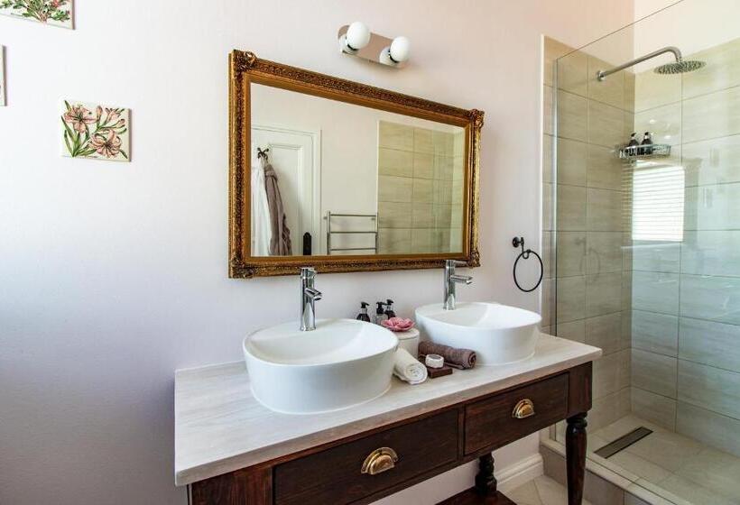 سوییت خانوادگی, Carmichael House Boutique