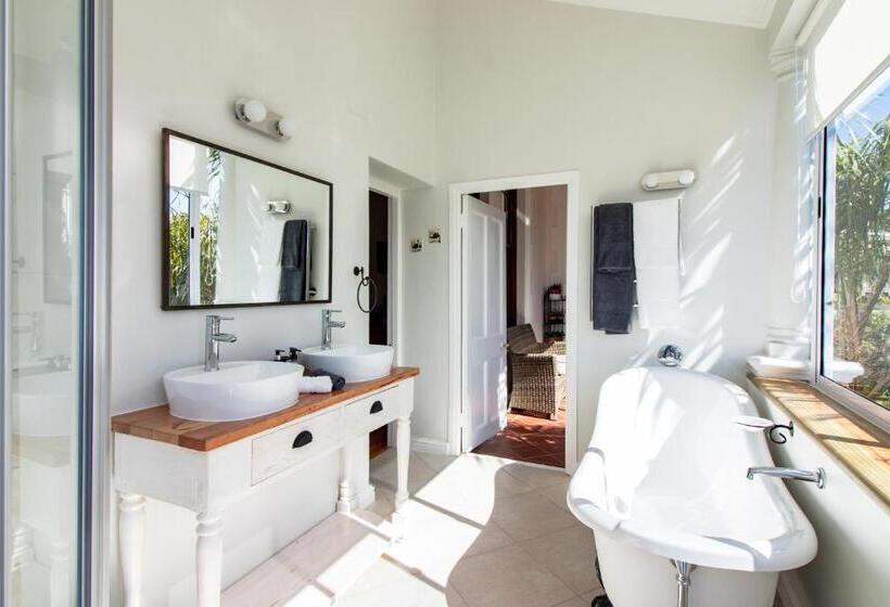 سوییت خانوادگی, Carmichael House Boutique