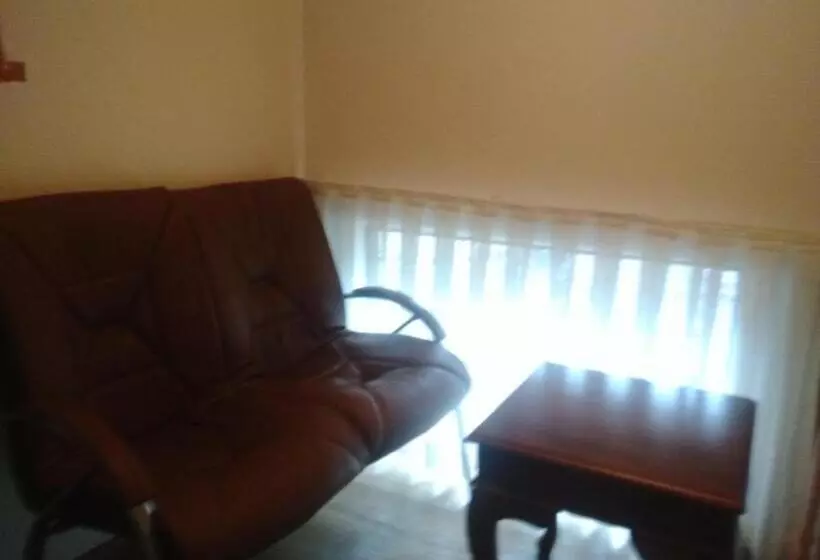 デラックススイート, Piya Hostel