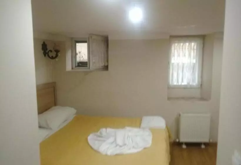 デラックススイート, Piya Hostel