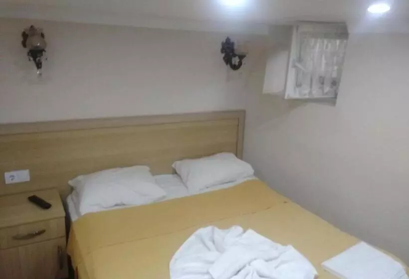 デラックススイート, Piya Hostel