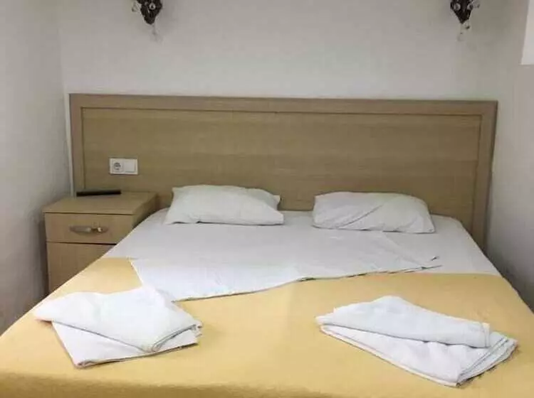 デラックススイート, Piya Hostel