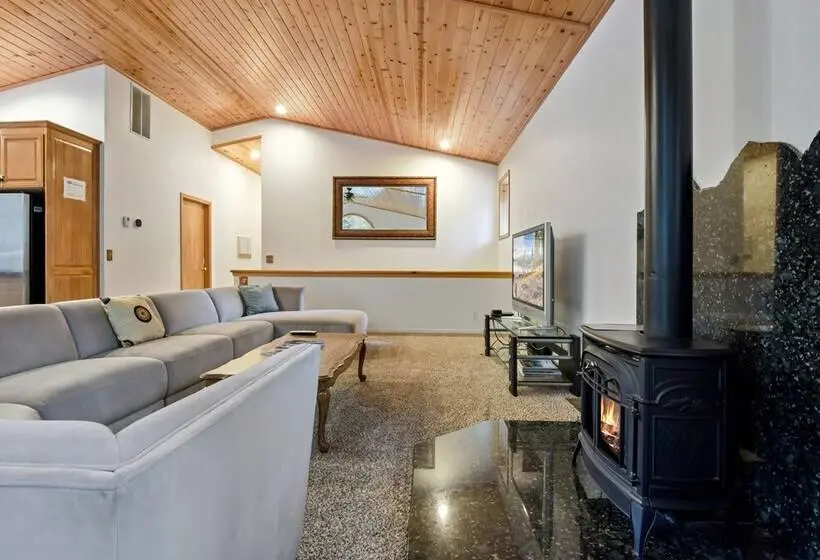 １ベッドルームハウス, Truckee Pines Retreat Game Room & Forest Views