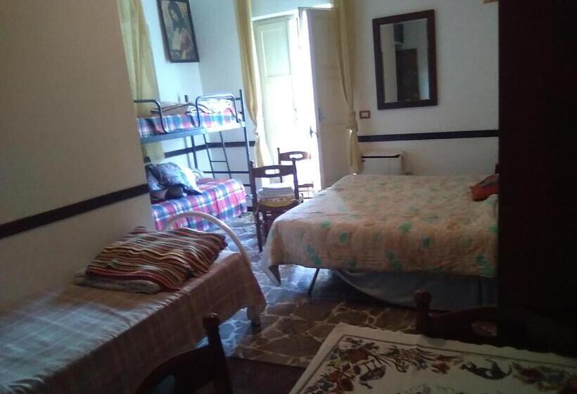 Семейный Номер, Room In Guest Room   Cozy Large Room For Five People
