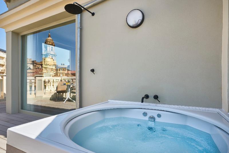 اتاق لوکس, Vincci Larios Diez